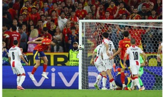 Spanien macht es sich mit einem Eigentor schwerer